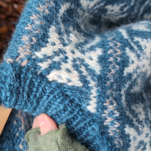 Icelandic Wool Vintage Handmade Blue & White Floral Sweater - Picture 2 of 8